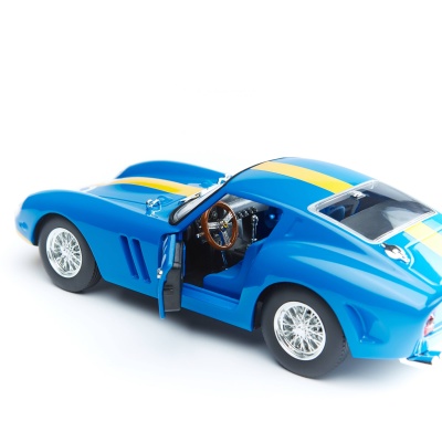 Модель автомобиля 1:24 Ferrari 250 GTO Bburago 18-26305